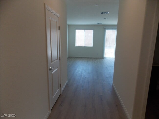 Building Photo - 565 Ruby Robin Ave