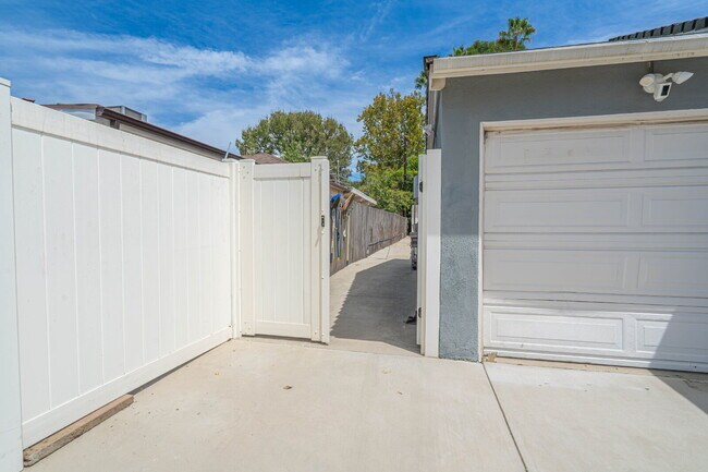 Building Photo - Studio ADU – Private Yard & Modern Finishes!