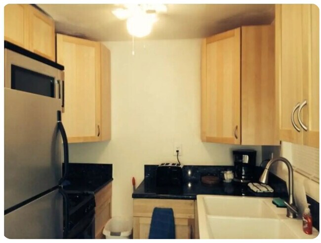 Partial view of kitchen - all appliances - 3990 Strandway