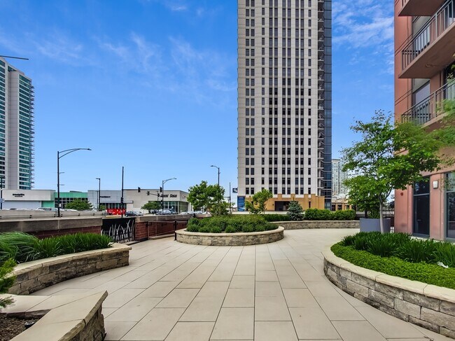 Building Photo - 330 N Jefferson St