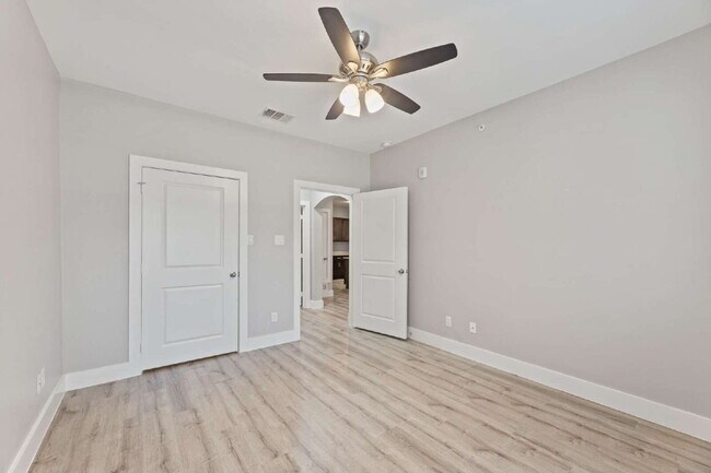 Building Photo - 1/2 OFF FIRST MONTH'S RENT