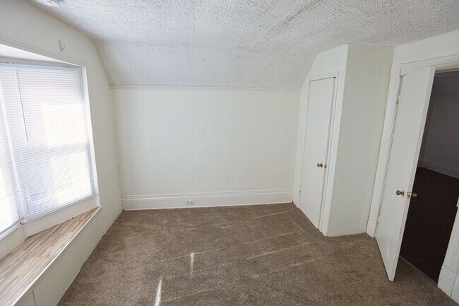 Building Photo - 1027 Fulton St E