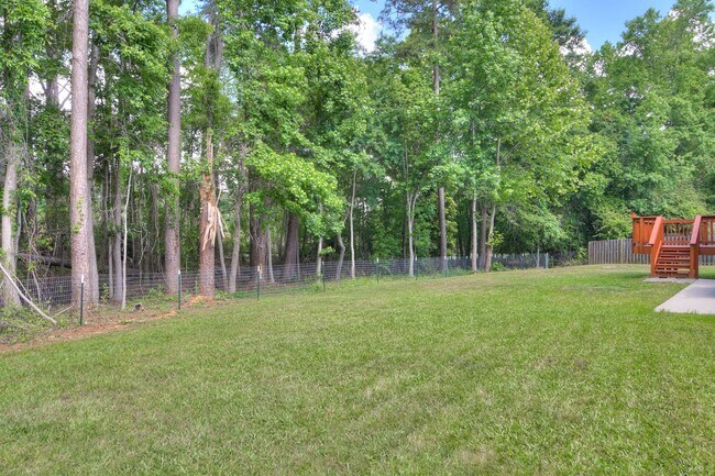 Building Photo - 3 Bedroom 2.5 Bath - Over Half Acre Lot!