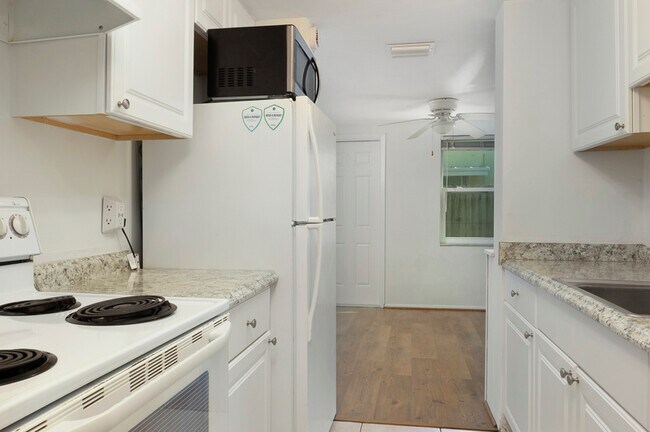 Building Photo - 617 Lyndhurst St