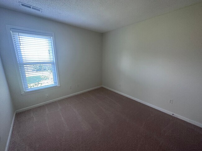 Building Photo - 633 N Hampton Rd