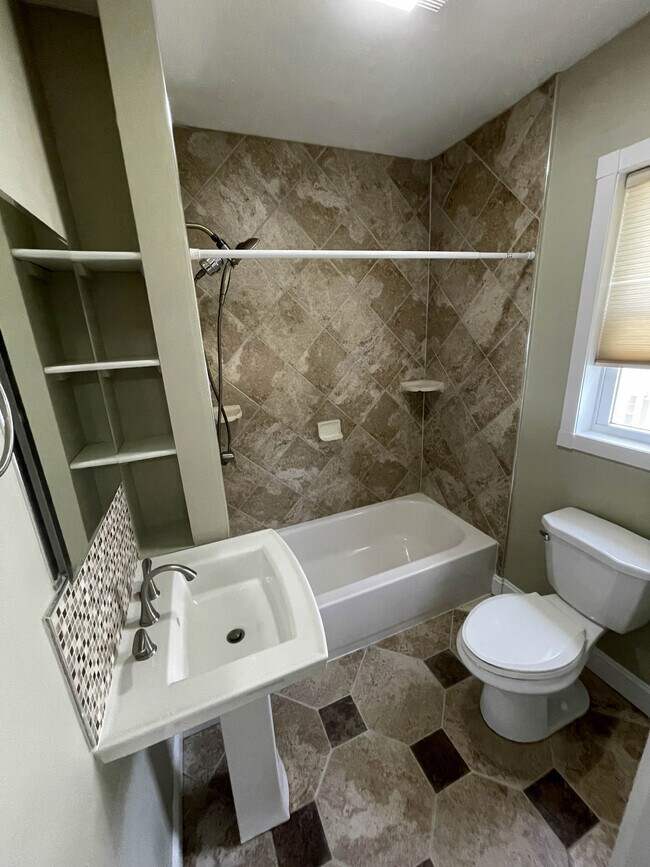 Building Photo - 15 Charles Street Ave