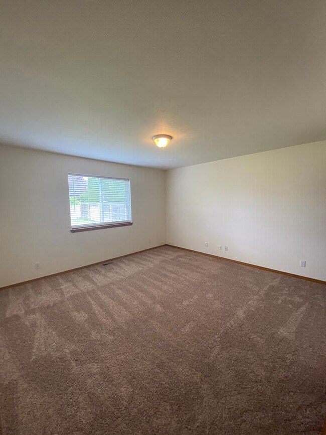 Building Photo - 2559-2559 W Apperson Dr