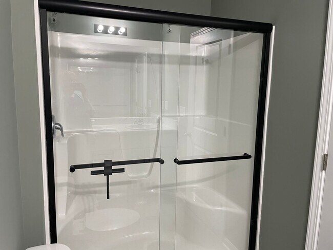 Building Photo - 870 Golfview Rd