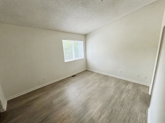 Building Photo - 650 Walden Cir