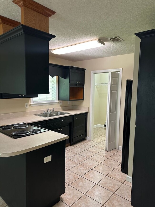 Building Photo - 3 Bed 2 Bath