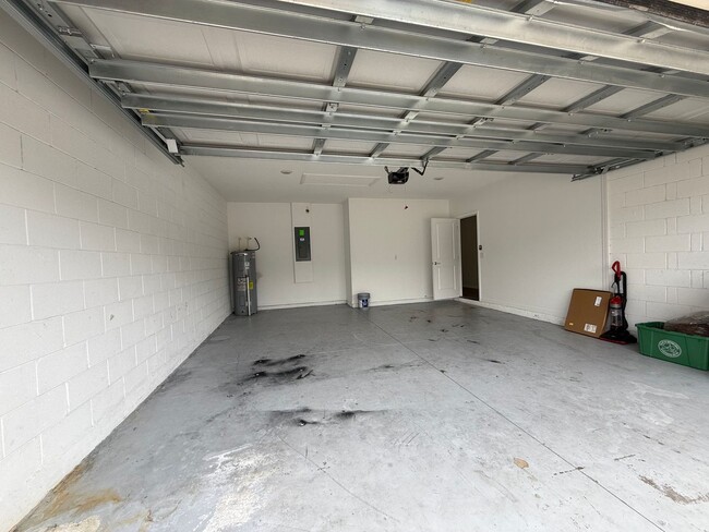 Building Photo - Beautiful 3 bedroom 2 bathroom home