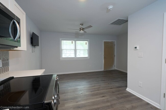 Building Photo - Newly Renovated 1-Bedroom Apartment Available