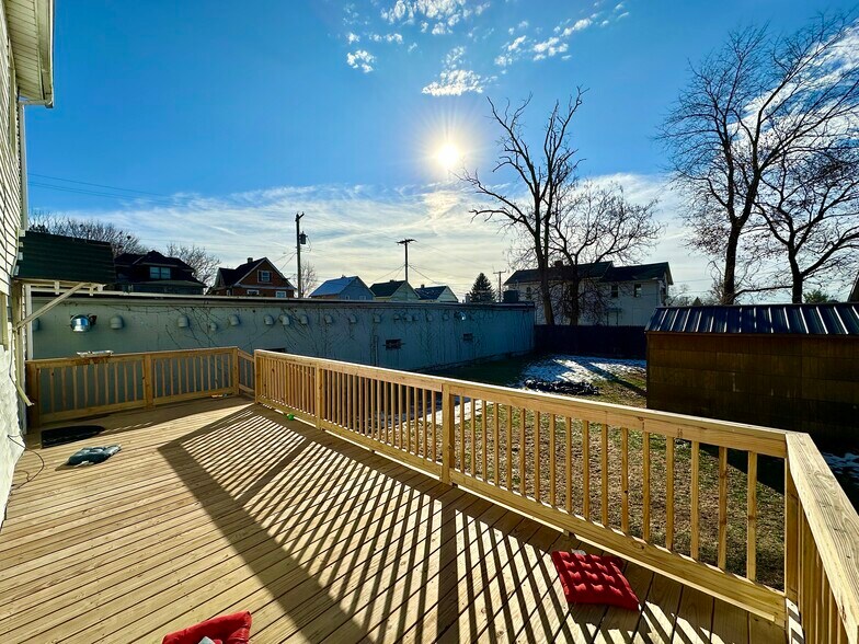 Building Photo - 628 Superior St