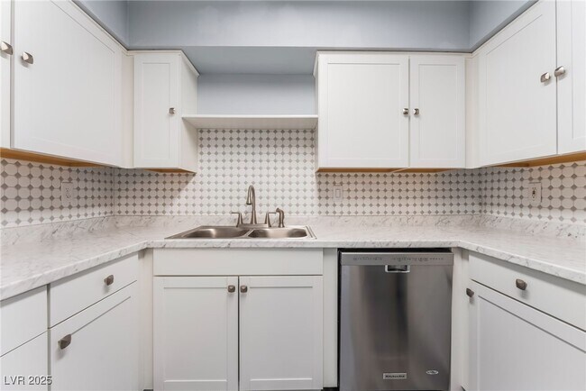 Building Photo - 3151 N Soaring Gulls Dr