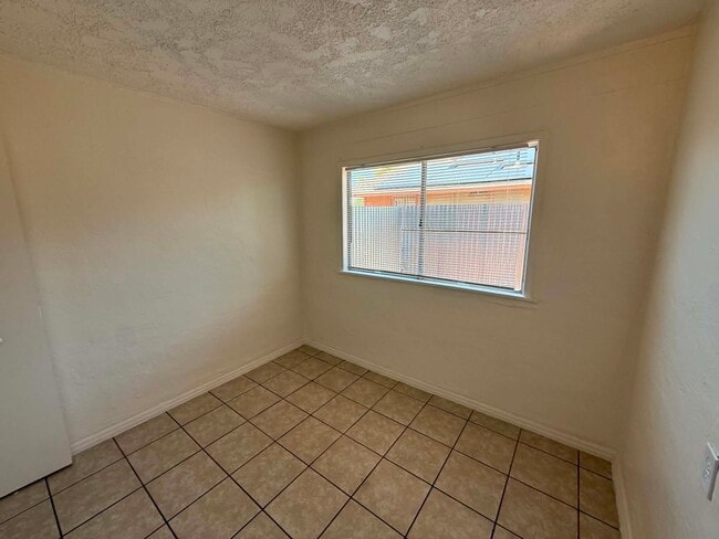 Building Photo - 460 E Delano St