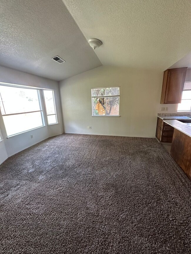 Building Photo - 3 bedroom 2 bath home for rent
