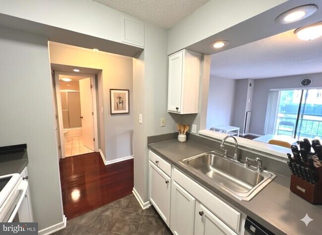 Building Photo - 2111 Wisconsin Ave NW