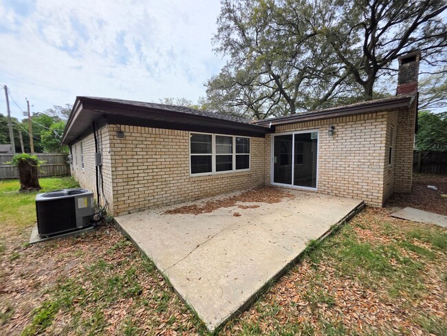 Building Photo - 5BR/2BA home with large family room