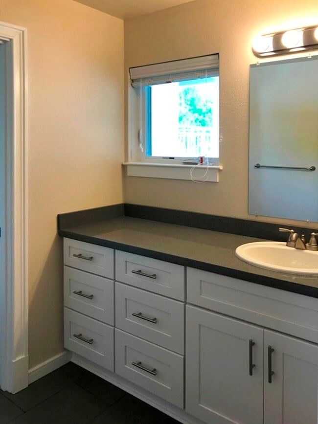 Building Photo - 1964 Main St