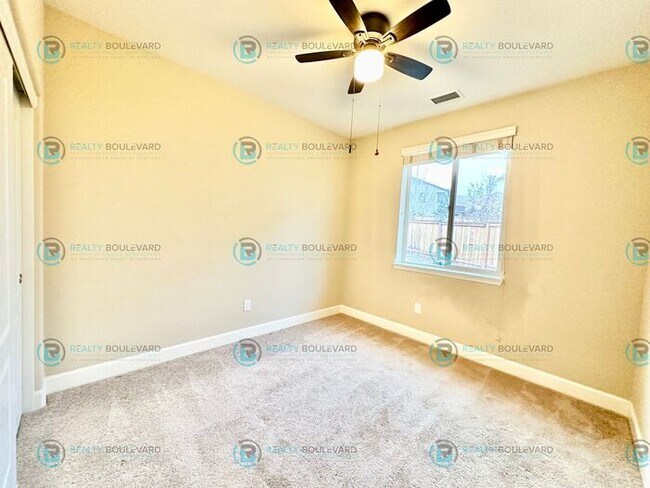 Building Photo - Spacious 4-Bedroom Gem in Somersett with S...