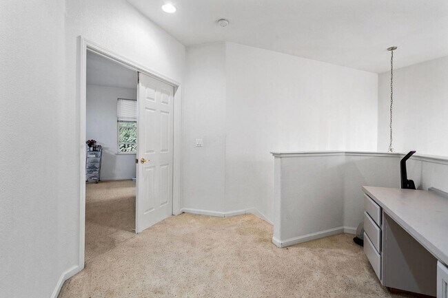 Building Photo - 4 Bedroom 3 Bathroom Available Now