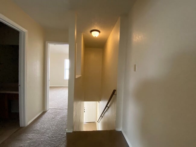 Building Photo - AVAILABLE NOW 2 BED 1.5 BATH TOWNHOME IN K...