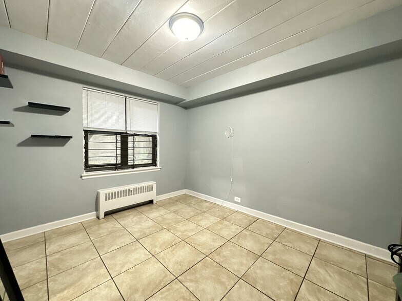 Building Photo - 1360 W Touhy Ave