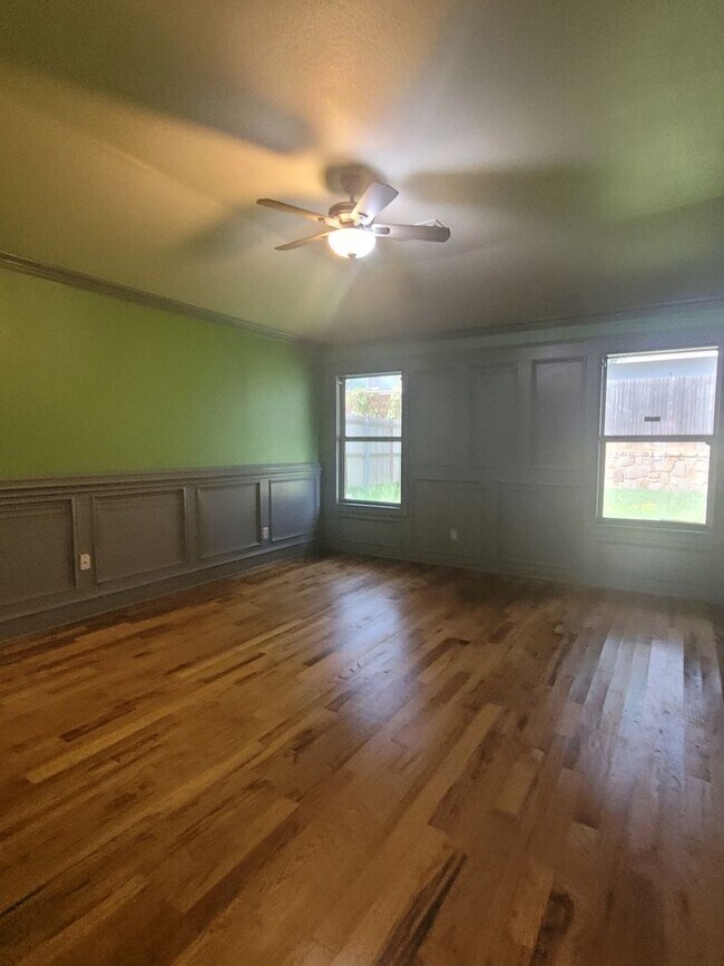 Building Photo - Great 3 bedroom in Meadowbrook area! Ask a...