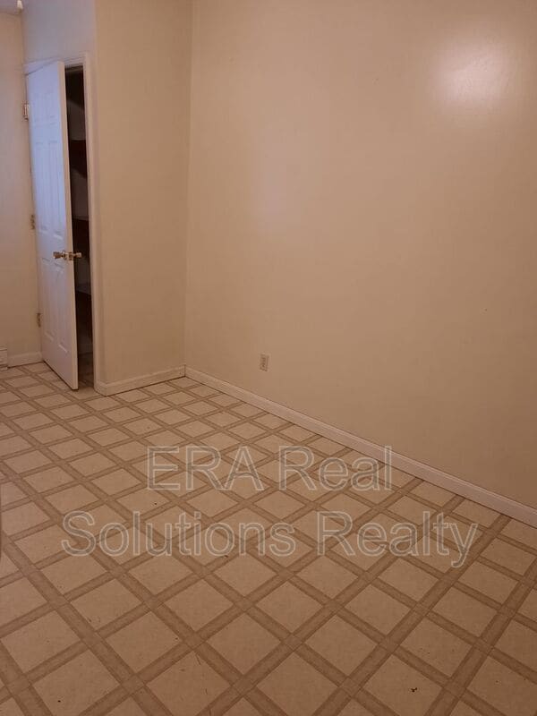 Building Photo - 245 Sycamore St