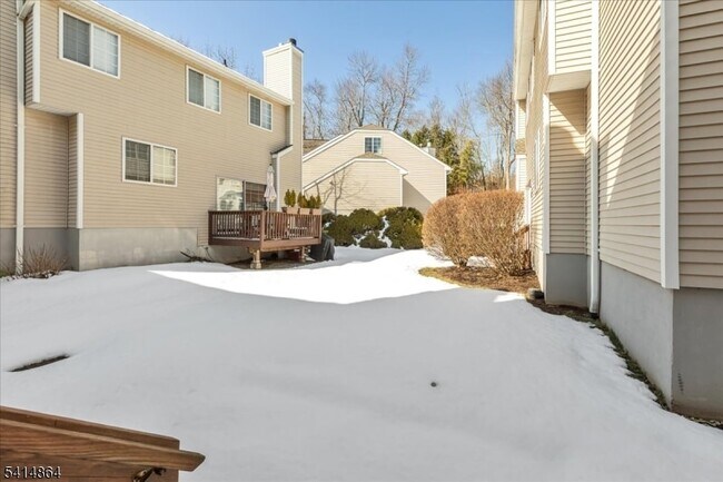 Building Photo - 40 Primrose Ln