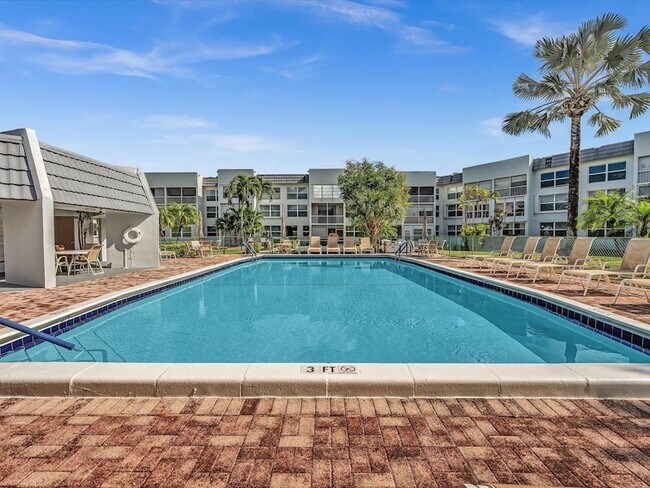 Building Photo - 6570 Royal Palm Blvd