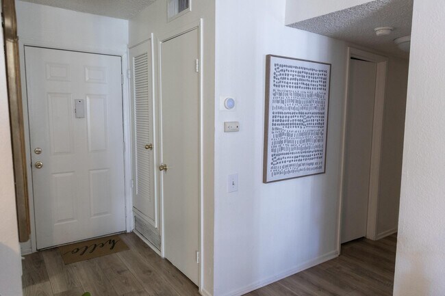 Building Photo - 1400 E Palm Canyon Dr