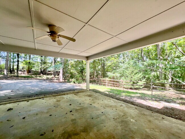 Building Photo - SPACIOUS 4 BEDROOM CLOSE TO MATTHEWS!