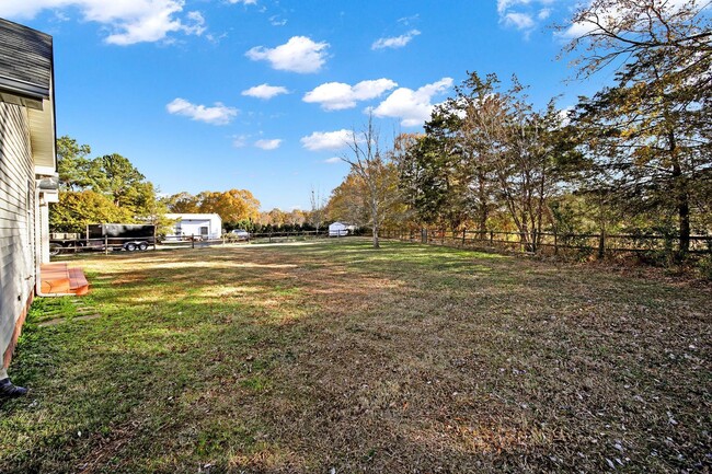 Building Photo - Indian Trail Ranch!