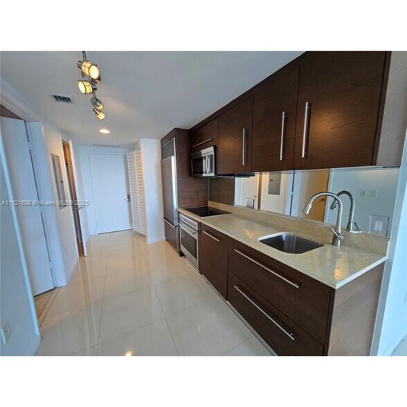 Building Photo - 475 Brickell Ave