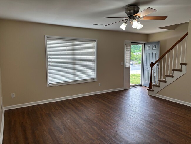 Building Photo - 2 BEDROOM 2 1/2 BATH TOWN HOME