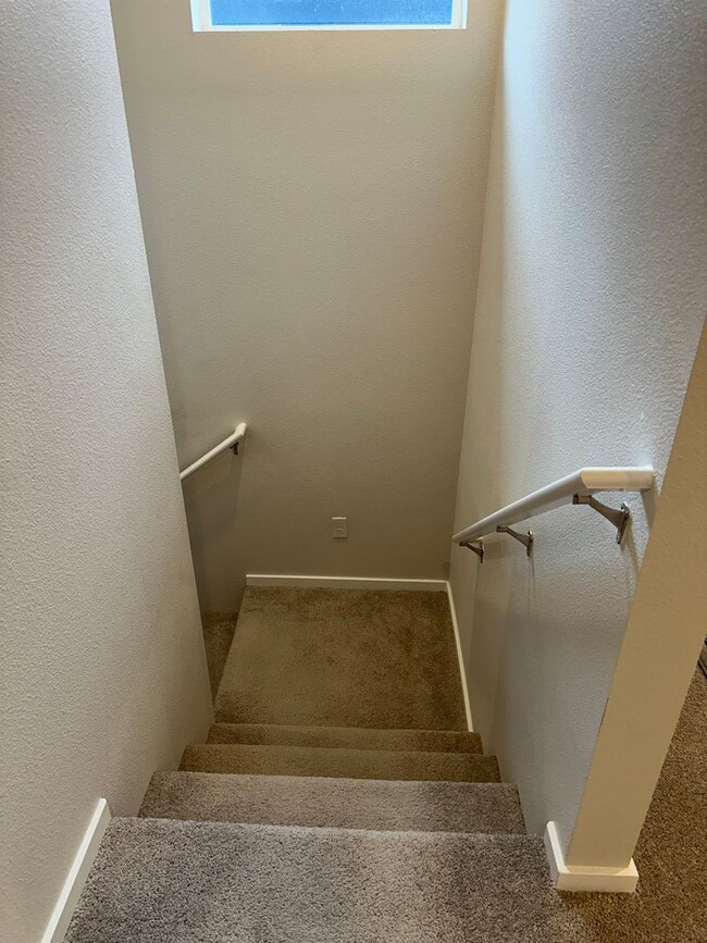 Building Photo - Newer 4 bedroom 2.5 bathroom house! AVAILA...