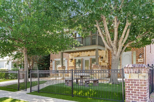 Building Photo - * MOVE IN SUMMER 7/25/2027 * 5 Bed 3 Bath Walk to TCU Light Housekeeping Included