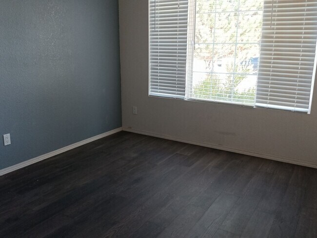 Building Photo - 3 Bedroom, 2 Bathroom Home! Schedule a Sho...