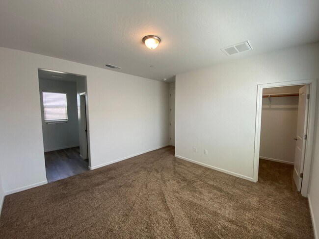 Building Photo - Corner lot Woodside Home in NW Visalia com...