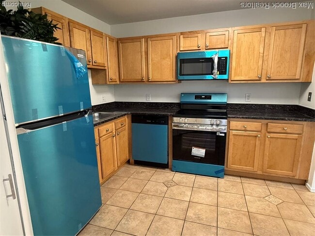 Building Photo - 6560 Ridgefield Cir