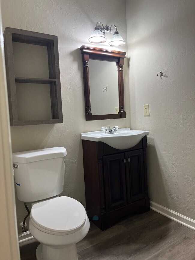 Building Photo - "Charming 2-Bed, 2.5-Bath Townhouse Retrea...