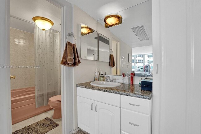 Building Photo - 3140 S Ocean Dr