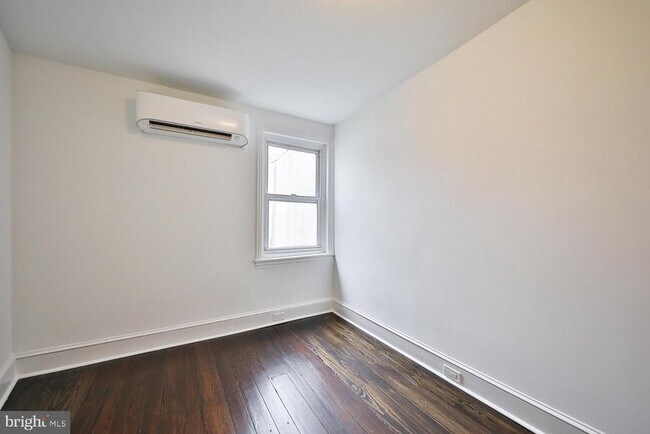Building Photo - 1308 E Oxford St