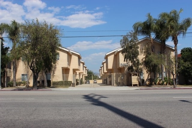 Primary Photo - 6442 Vineland Ave