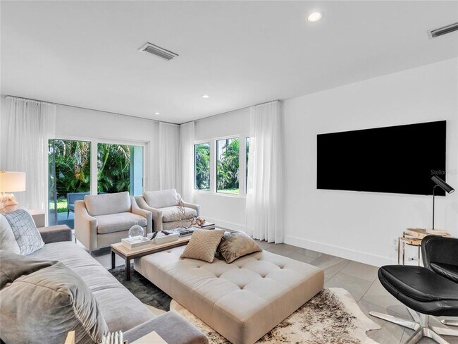 Building Photo - 4021 21st Ave N