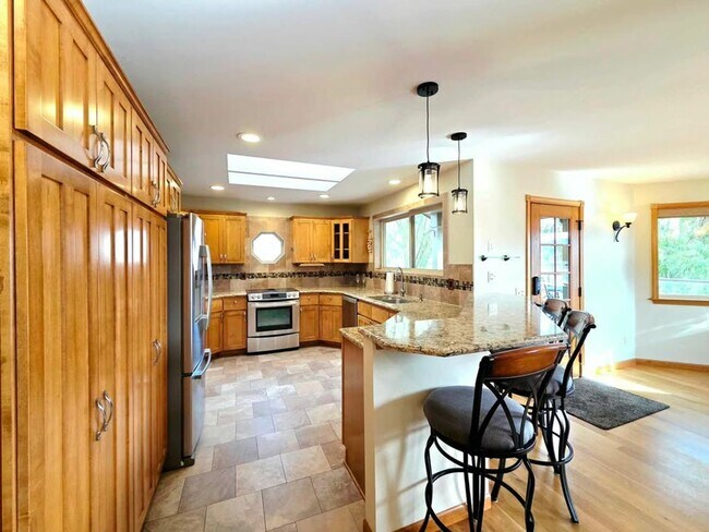Building Photo - Gorgeous 4 Bed, 3 Bath Home w/ STUNNING RI...