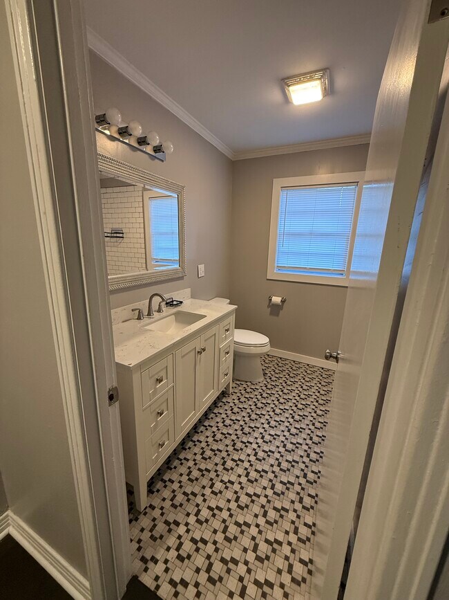 Building Photo - 404 Holly St