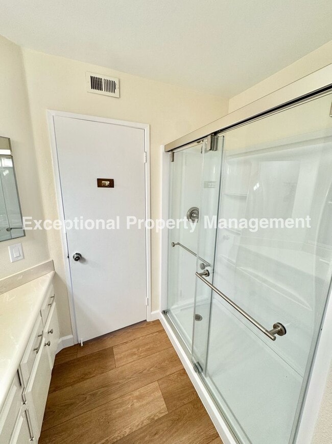 Building Photo - Ready to move in 2 bedroom 3 bath townhome
