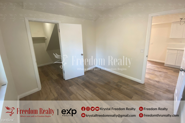 Building Photo - 2 br, 1 bath Triplex - 1765 Los Feliz Driv...